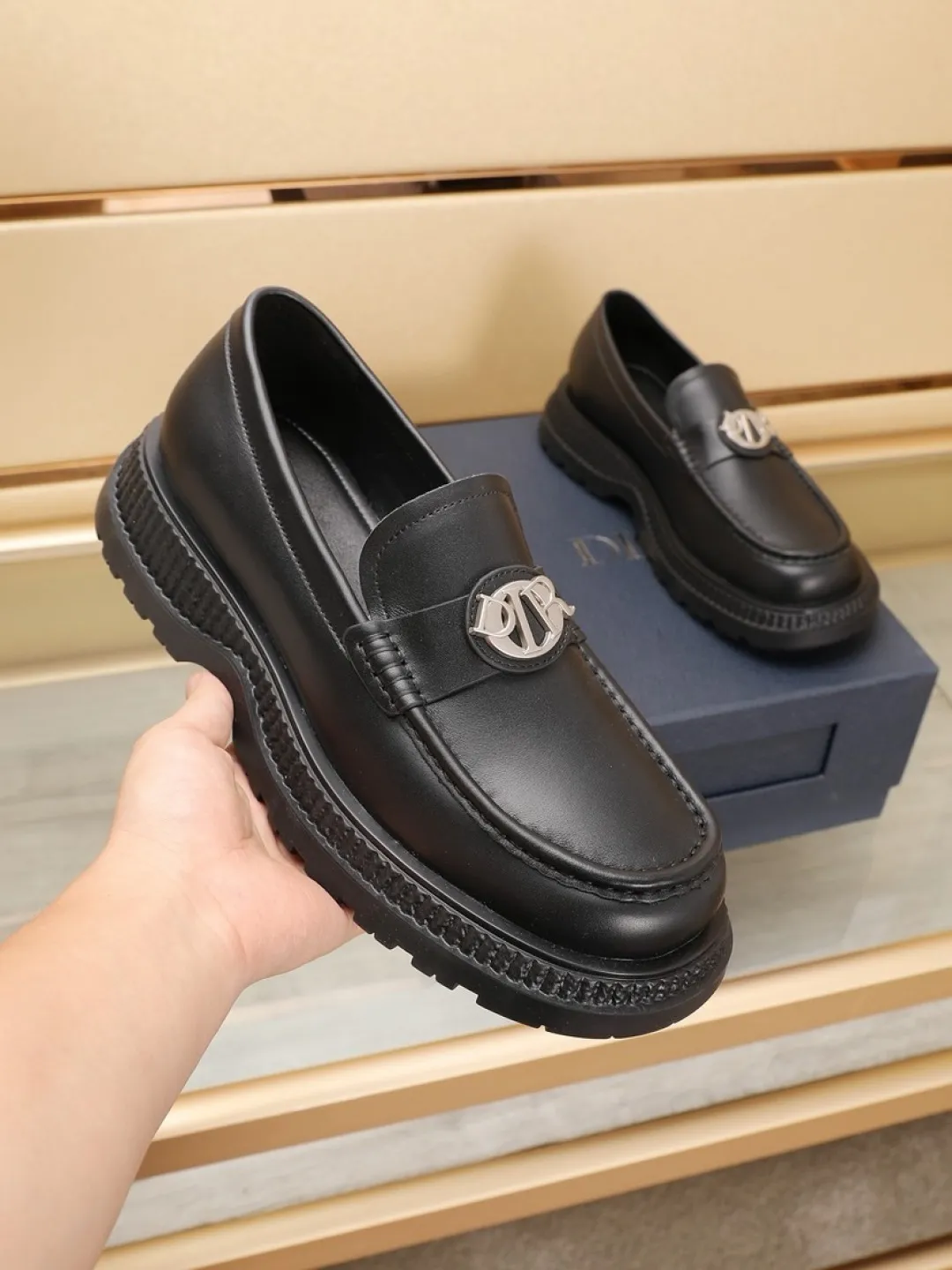 Factory P500💰dior 🆕Men's classic loafers, which combine classic shoe styles with retro California style. Slipper style design, easy to put on and take off. Crafted from top-grain cowhide leather, they feature a rubber lugged sole and the DIO* AND SHAWN signature in brass and enamel. Wear it with casual clothing or a suit. Size: 38-44 (45.46 customized)
